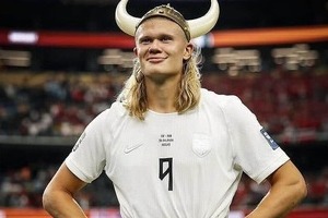 サッカー・ハーランド、26歳の誕生日...ノースリワンピ姿の美女モデル恋人と　腰に手まわしてラブラブ2ショット