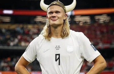 サッカー・ハーランド、26歳の誕生日...ノースリワンピ姿の美女モデル恋人と　腰に手まわしてラブラブ2ショット