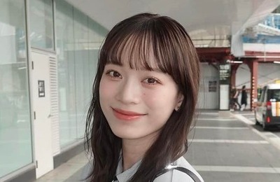 サッカー日本代表・上田綺世の美人妻・由布菜月、ネイビーのワンピ姿でかわいさ限界突破　「幸せそうな表情」