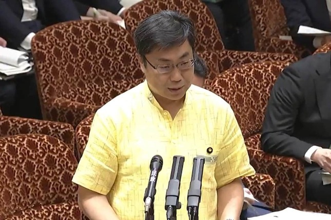 修正案について答弁する公明党の秋野公造参院議員（参院インターネット中継から）
