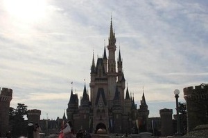 値上げディズニーの「オワコン化」が始まった　「子ども200万人減」の裏で増える40代以上の来園者