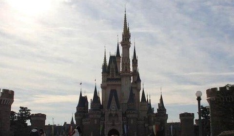 値上げディズニーの「オワコン化」が始まった　「子ども200万人減」の裏で増える40代以上の来園者