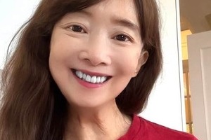 アグネス・チャン70歳、ショーパンあわせたカジュアルコーデ　変わらぬ美貌に衝撃...「大学生みたい」