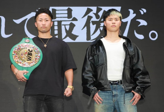 王者・井上と挑戦者・那須川（写真：スポーツ報知/アフロ）