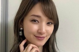 剛力彩芽、肩出しトップスで色気にドキっ...茶髪ロングヘアで雰囲気変わって　「似合ってる」「可愛すぎ」