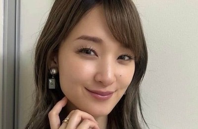 剛力彩芽、肩出しトップスで色気にドキっ...茶髪ロングヘアで雰囲気変わって　「似合ってる」「可愛すぎ」