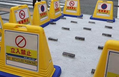 「危ない」「排除アートでは」大阪駅前の更地にブロック　「いけずな感じ」「柵を設置すれば」市民の間で賛否