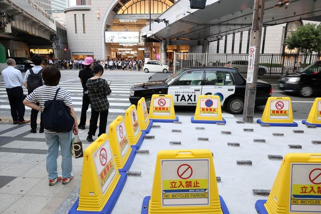 タクシーの駐停車は禁止されているものの、乗り降りしている人も多い（2026年7月23日、大阪市）