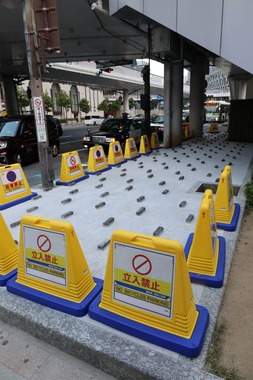 人の立ち入りできないように施工されている（2026年7月23日、大阪市）