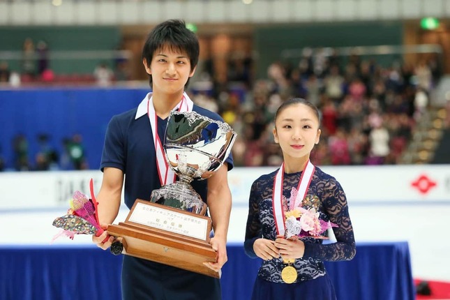 フィギュアスケート、2014年全日本選手権の表彰式に臨む高橋成美・木原龍一ペア（写真：長田洋平/アフロスポーツ）
