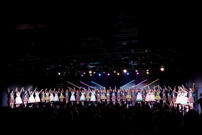 現HKT48劇場での最終公演では、現在活動中の全メンバーが登壇した（c）Mercury