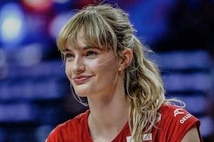 女子バレーNLで話題の美女・ポーランド代表ピアセツカ23歳、タイトな黒ワンピで色気ダダ漏れ　ユニ姿と雰囲気変わって