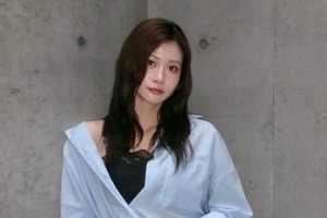 生見愛瑠、ドレス姿で色気ダダ漏れ...「いつも綺麗」「めるる可愛い」大絶賛の嵐　「GTO」反町隆史と2ショット