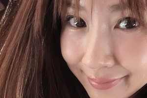 ほしのあき、黒ノースリ×デニムのコーデで...オトナかわいさ限界突破　「めっちゃ可愛い」「いつまでも若い」