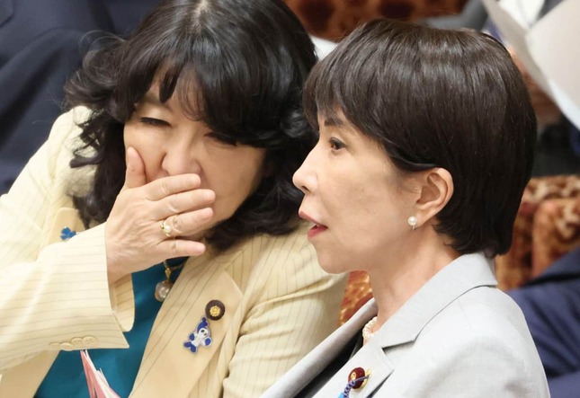 衆院予算委員会で高市首相（右）に話しかける片山財務相（写真：つのだよしお/アフロ）