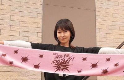 森高千里、膝上ミニ丈ワンピで熱唱...「濃厚森高はいかがでしたか？」すらり神スタイルの美貌