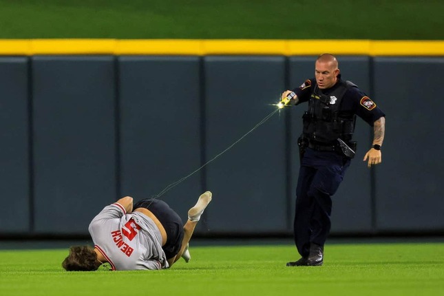 メジャーリーグの試合でファンが乱入 警察がテーザー銃で撃退（写真：USA TODAY Sports/ロイター/アフロ）