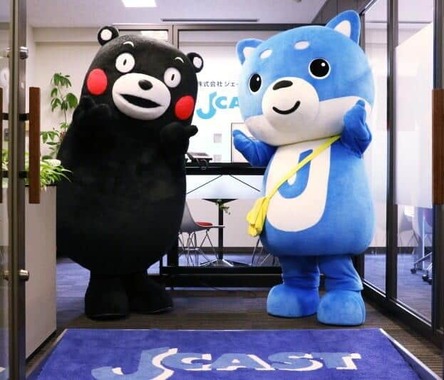 J-CASTのマスコット「カス丸」とも共演（2018年撮影）