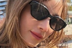 加藤あい、ドキっ...肩出しオールインワンで変わらぬ美貌　「相変わらず美しい」「ホントずっとかっこいい」
