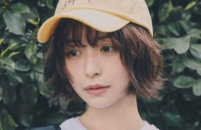 長濱ねる、私服トップス×黒ボトム姿で...かわいさ限界突破　ゆるふわボブヘアで笑顔ショット