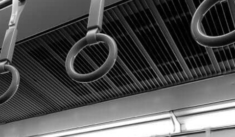 混雑する電車で「痛い！痛い！」隣の女性の理不尽な訴えに困惑　時間が過ぎるのを待つしかなかった