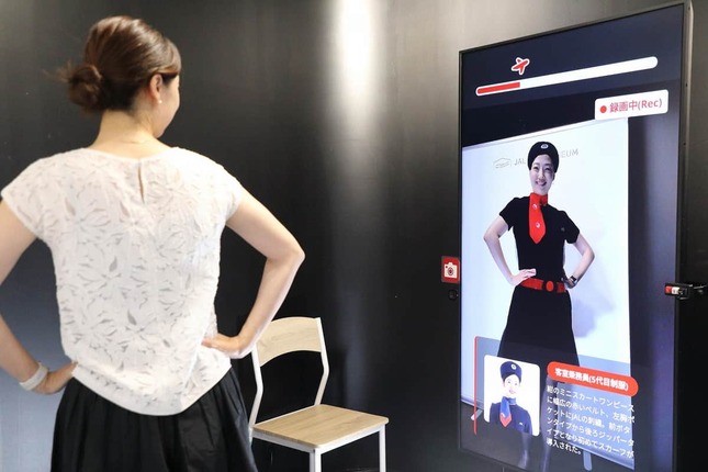 「JAL VIRTUAL FIT」では、画面上でJALの制服を着られる