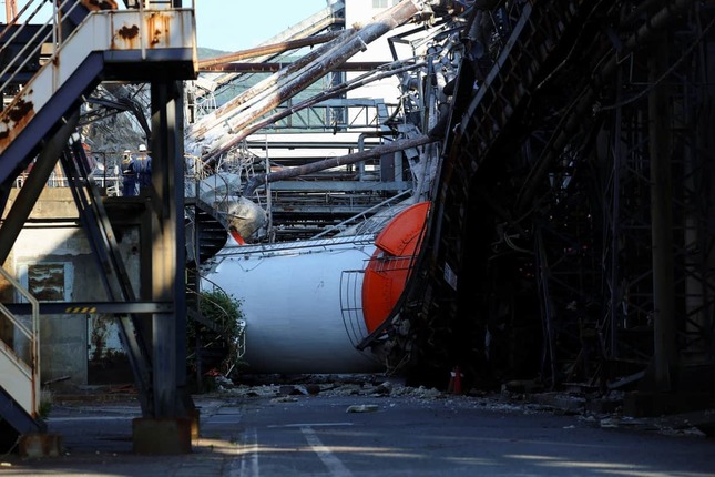 地震で煙突が損傷した日本製紙八代工場。新聞用紙も生産している（写真：ロイター/アフロ）