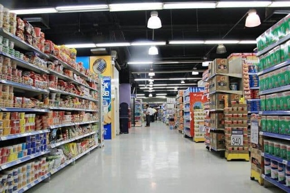 棚の高いところまで商品が積まれている