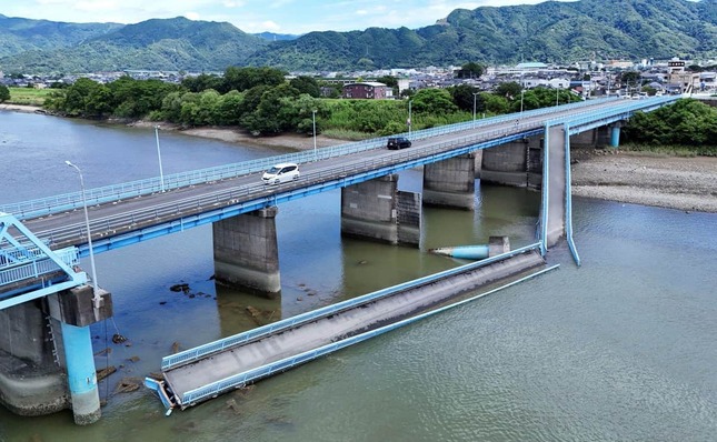 令和8年熊本地震では、橋の一部が崩落したところも（写真：ロイター/アフロ）
