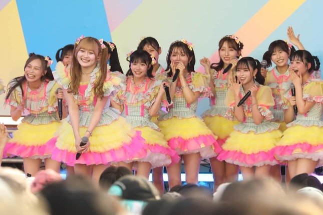 TOKYO IDOL FESTIVAL（TIF）でパフォーマンスするHKT48。ラストの「キスは待つしかないのでしょうか？」で、はにかむ石橋颯さん（前列）。2013年にも出演した秋吉優花さんは右から5番目