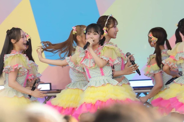 「半袖天使」。センターは江口心々華さん
