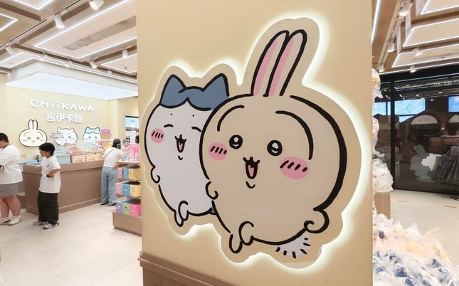 「ちいかわ」は国外でも大人気だ（写真は中国・上海で展開されたグッズショップ）写真：CFoto/アフロ）