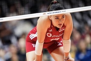 女子バレーNLで話題の美女・トルコ代表ギュネシュ、深めスリット入りタイトな純白ドレスで色気ダダ漏れ