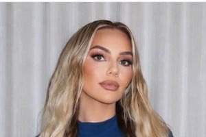ドジャース・フリーマンの美人妻、エメラルドグリーンのドレス＆ポニテで色気ダダ漏れ　すらり神スタイルの美貌