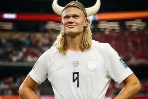 サッカー・ハーランドの美女モデル恋人、超ミニ丈ワンピで色気ダダ漏れ　すらり神スタイルの美貌