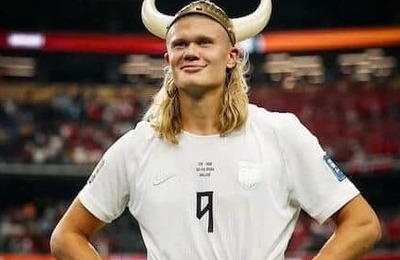 サッカー・ハーランドの美女モデル恋人、超ミニ丈ワンピで色気ダダ漏れ　すらり神スタイルの美貌
