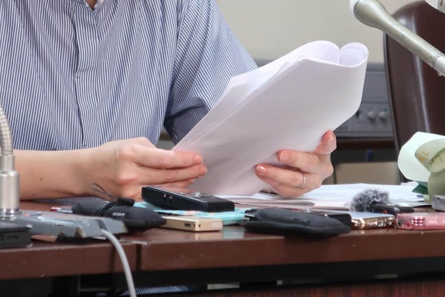 辞職を余儀なくされた元検事の男性から託された手記を読み上げる女性検事。女性検事は、元大阪地検トップによる準強制性交事件で被害を訴えている
