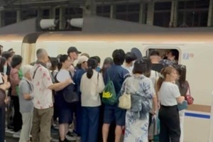 帰りの新幹線、満員で乗り切れない事態に...交流施設で1泊　長岡の花火大会で「帰宅難民」続出の理由は