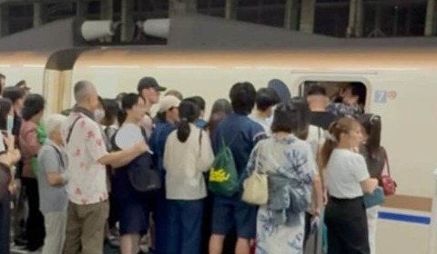 帰りの新幹線、満員で乗り切れない事態に...交流施設で1泊　長岡の花火大会で「帰宅難民」続出の理由は