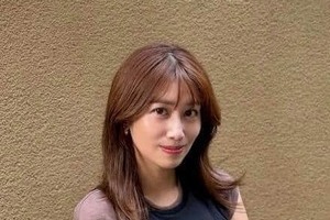 元NHK中川安奈アナ、へそ出し＆ド派手巨人ユニ姿で...神スタイル炸裂　G党も大喜び「反則級のビジュアル」