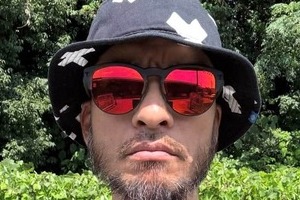 短髪になって雰囲気激変！長瀬智也、真剣表情でバイクにまたがり...ガソリンタンク「ガン見」ショット