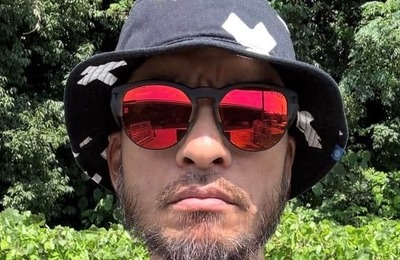 短髪になって雰囲気激変！長瀬智也、真剣表情でバイクにまたがり...ガソリンタンク「ガン見」ショット