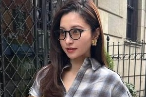 サッカー堂安律の美人妻・明松美玖、シンプル私服コーデも「激カワ」サングラス頭にのせて　「本当にかわいい」