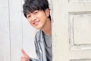羽生結弦、美しいブルー基調の衣装で...「ゆず」北川悠仁・岩沢厚治と3ショット　ゆず×ゆづコラボにファン歓喜