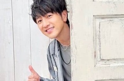羽生結弦、美しいブルー基調の衣装で...「ゆず」北川悠仁・岩沢厚治と3ショット　ゆず×ゆづコラボにファン歓喜