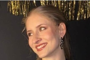 ドイツの美女フィギュア選手、JK風制服＆ルーズソックス衣装で「激カワ」ショット　「りくりゅう」アイスショーで