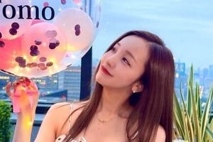 板野友美、ミニスカ×ルーズソックスで平成ギャルコーデ...かわいさ限界突破　「違和感ない」「永遠のアイドル」
