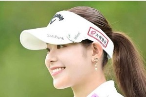 女子ゴルフの吉田鈴、水色チェックの膝上ミニ丈ワンピで「激カワ」ドキっ　ゴルフウェア姿と雰囲気変わって