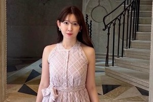 小嶋陽菜、黒キャミワンピ×ポニテ姿で色気ダダ漏れ　「めっちゃ可愛い」「たまらん」すらり神スタイルの美貌