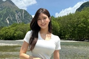 「令和の峰不二子」阿部なつき、タイトな白ノースリワンピで色気ダダ漏れ　「綺麗過ぎます」すらり神スタイル